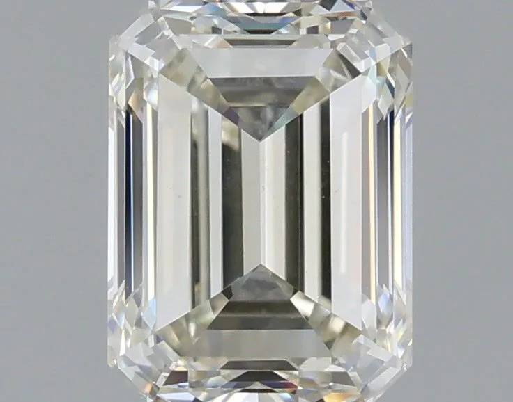 Eye-clean emerald cut diamond with no inclusions visible to the naked eye, a diamond clarity education guide by Lily Dia Jewellery