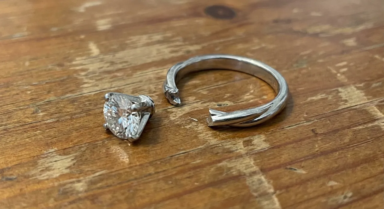 Damaged engagement ring after delivery by Lily Dia Jewellery